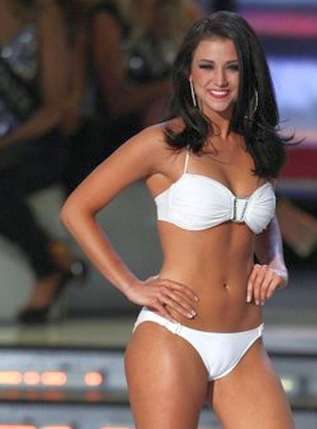 Miss America Bikini Cameltoe Peek! Click Pic For MORE Celebrity Cameltoes!