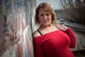 Sexy non-nude pose with MILF Jackie