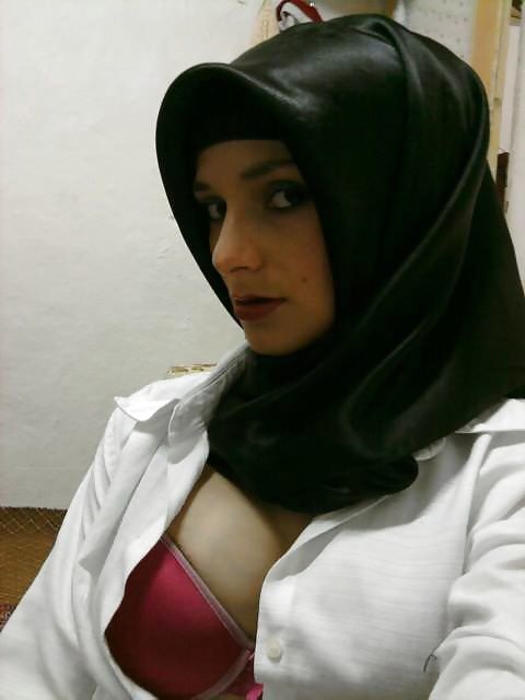 Muslima shows her big tits