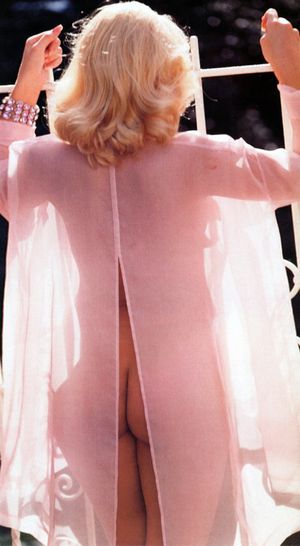 Celeb Nude of Anna Nicole Smith in Sheer Robe Mooning amazing ass