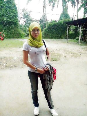 Hijab Teen with big tits and tight shirt