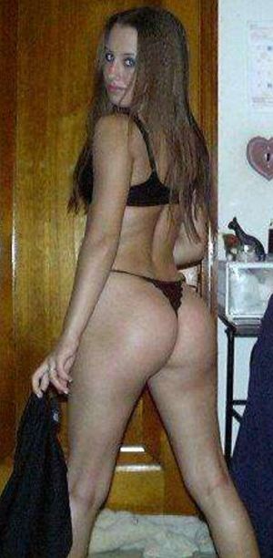 Girlie showing off her booty