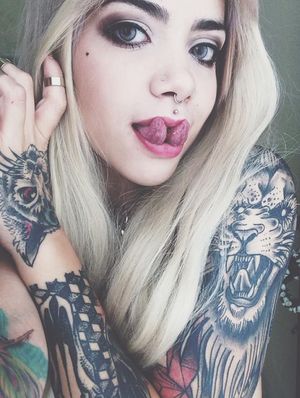 Tattoo Teen mit gespaltener Zunge