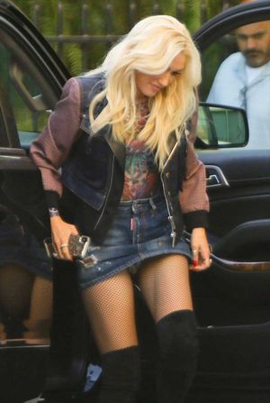 Gwen Stefani Upskirt in Jean Skirt