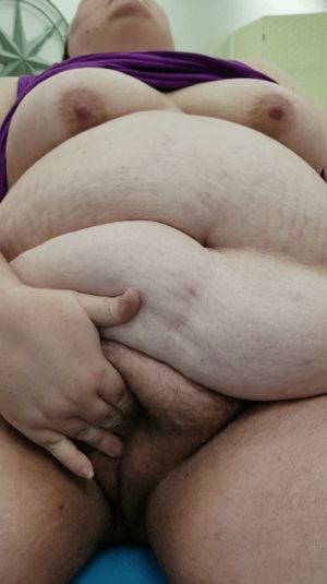 BBW naked rubbing her pussy