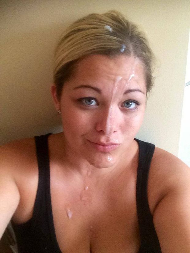 Blone milf cum selfie