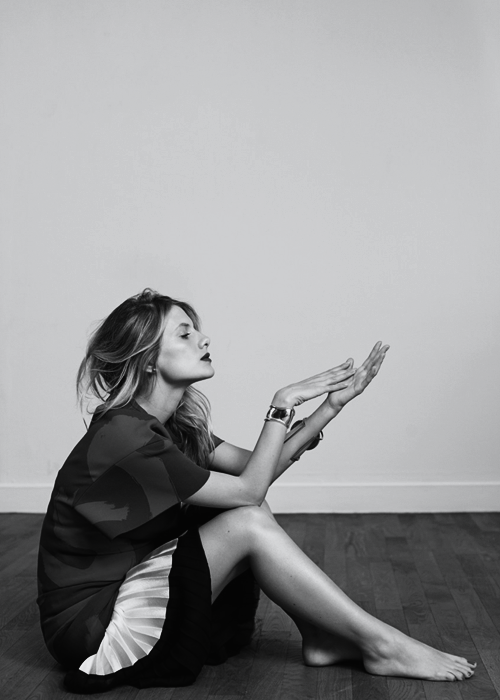 Mélanie Laurent pretty legs and feet