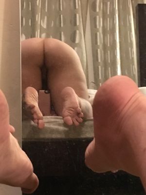self shot ass and cute feet in mirror