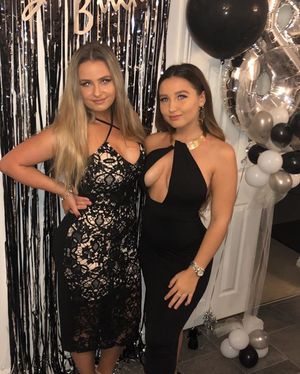 Sexy teen shows cleavage