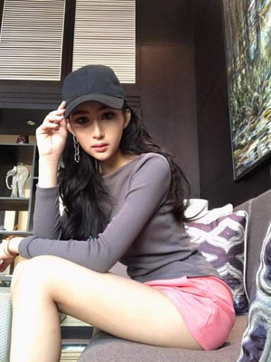 Elizabeth Wanmai - glamorous