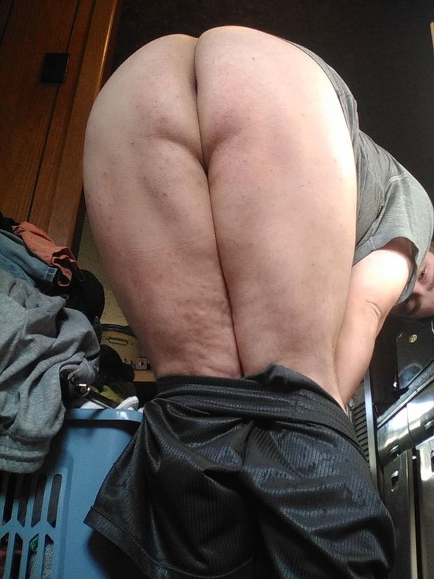 buttboy doin laundry and showing his butt off