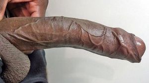 Ось тобі іграшка. Тільки оголяй голівку і приступай до смакування нових, незнайомих рельєфів.... Посмоктала б?..