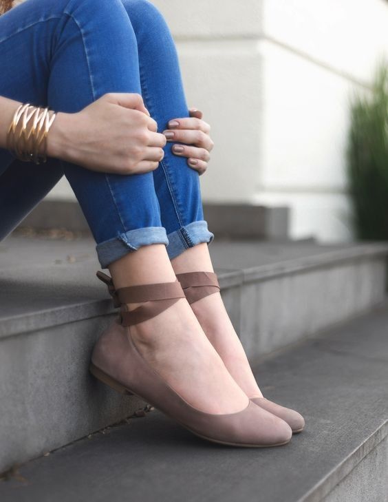 Nasty feet with laced flats