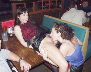 Dame laat haar kutje likken in een dinertent door een vrouw- iedereen kijkt graag - knap gezichtje ♡♡♡