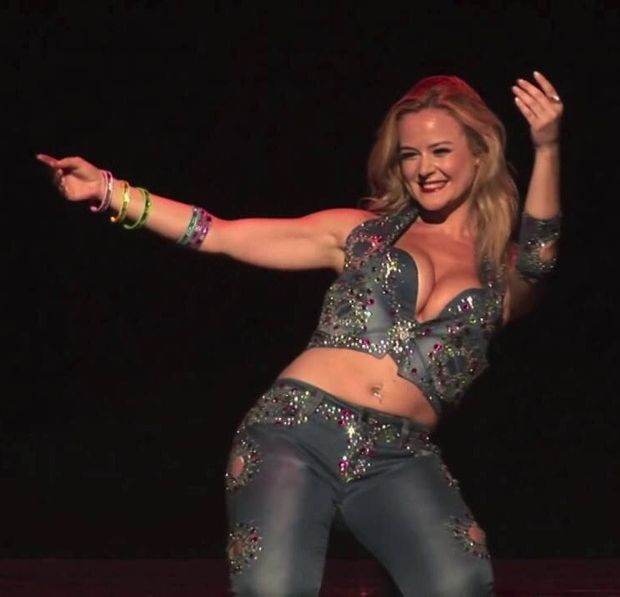 Teresa Tomás in Tight Jeans Flaunts Stunning Cleavage!