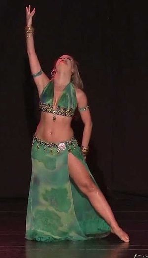 Teresa Tomás’ Sexy Leg Reveal