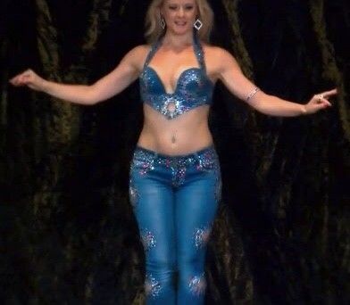 Teresa Tomás ROCKIN’ Her Tight Jeans!