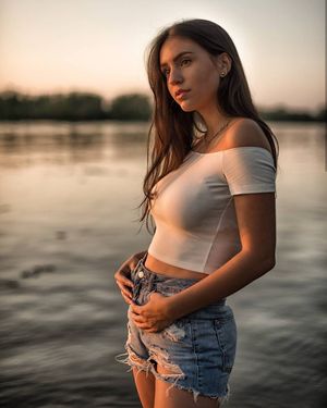 ET is hot af, comment how you'd fuck her