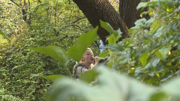 Elle le suce dans les bois