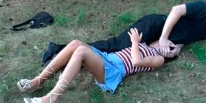 La salope se fait défoncer dans l'herbe