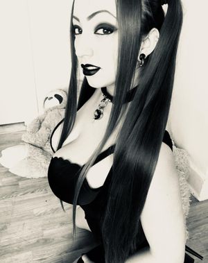 Supremely hot goth posing.