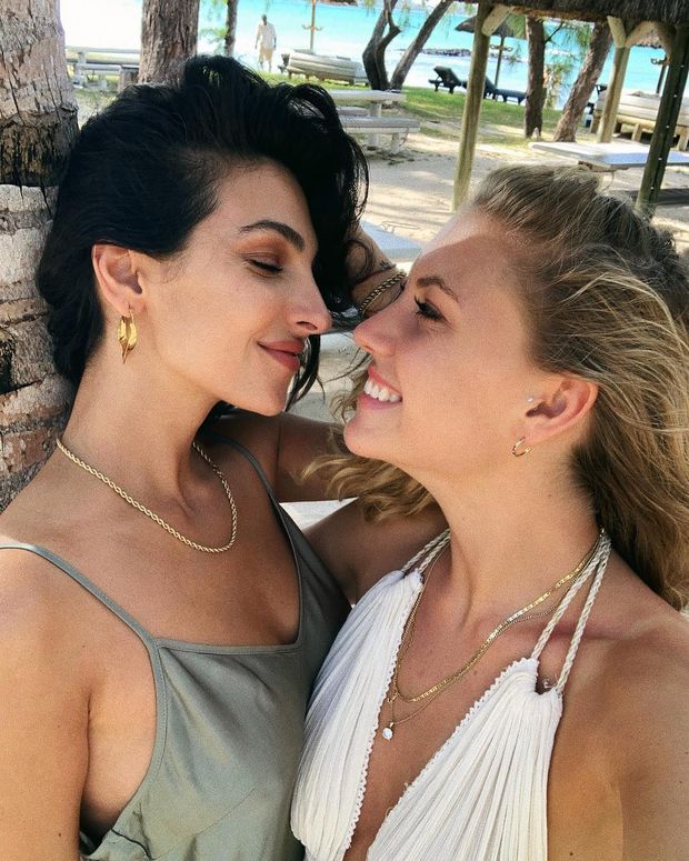 2 hot bitches