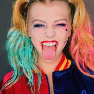 Les meufs planquer les bites de vos gars je suis de sortie ce soir ^^