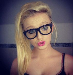 lips glasses chav
