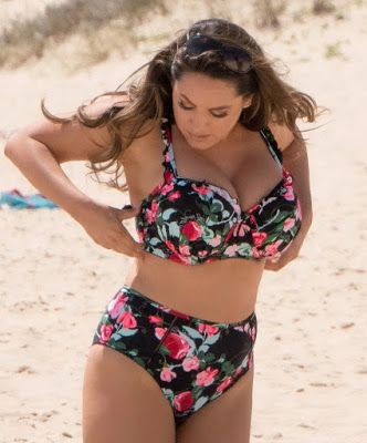Kelly Brook big boobs and ass in bikini on the beach candids UHQ