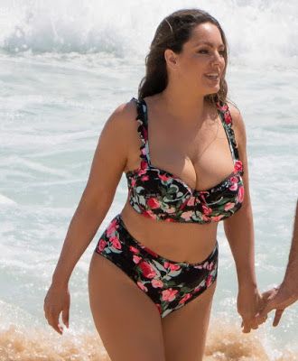 Kelly Brook big boobs and ass in bikini on the beach candids UHQ