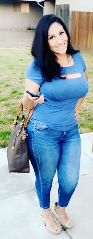 Curvy MILF Annaly Valencia