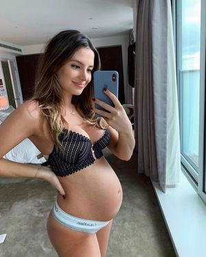 Cute pregnant babe