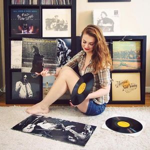 Neil Yo-ng fan with nice legs in hot shorts.