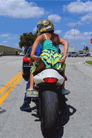 motor chick shows ass