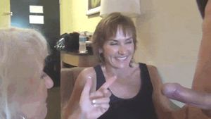 Schattig hoe knappe rijpe dame blij zachtjes de jonge lul streelt en de lul naar haar mondje brengt ♡♡♡