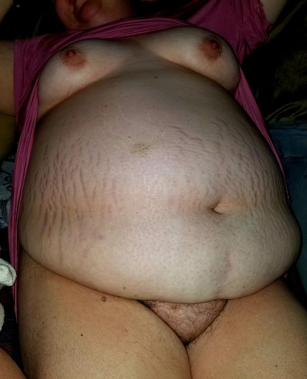 BBW pulled up her shirt to show off her pussy and tits