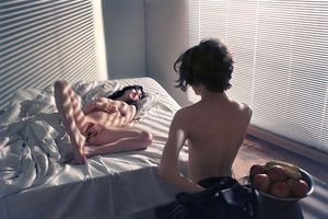 Elle doit d'abord jouir devant elle