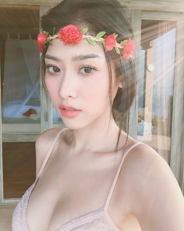 asian goddess selfie