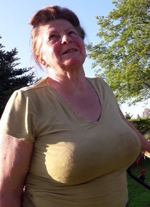 Granny - big Tit - candid Pic