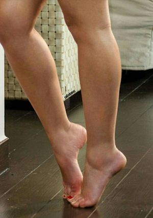 I'm only 5' 5" so I'd have to be on my tippy toes if you wanted to fuck me standing up