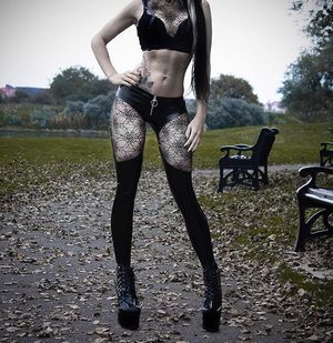 Fit goth babe in hot patterned leggings