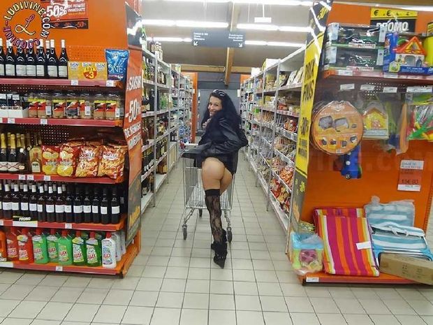 mom ass out in dollar store