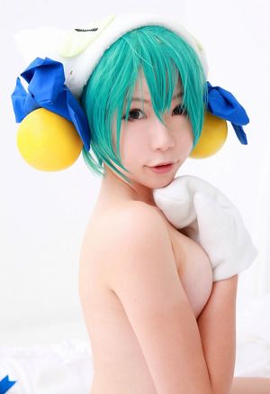 Hatsune Miku naked cosplay