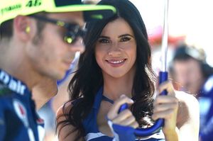 elena galli a valentino pone rossi paraguas mango