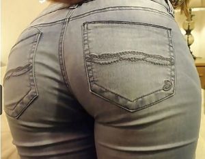 Xev Bellringer ass in jeans