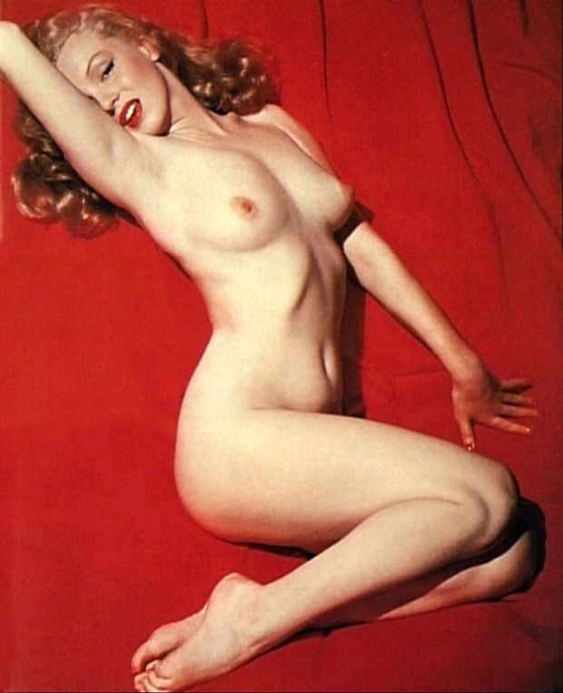 Marilyn Monroe's Birthday: Real 34C, Height 5'5" (165 cm) Weight 119 lbs (54 kg)