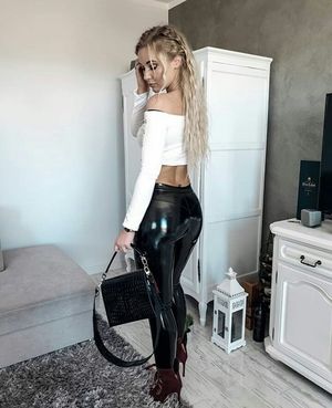 glamor chica in latex pants