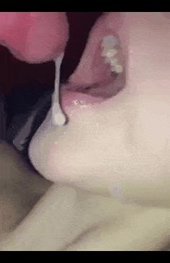 sperma in haar mondje