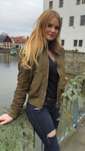 Sexy Tinder Teen looking 4 some dick