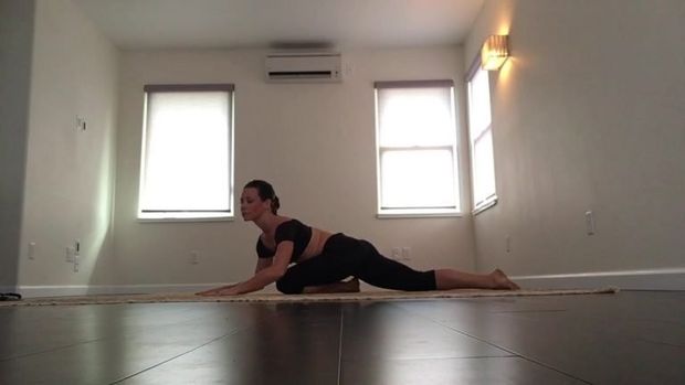 Evangeline Lilly sexy yoga